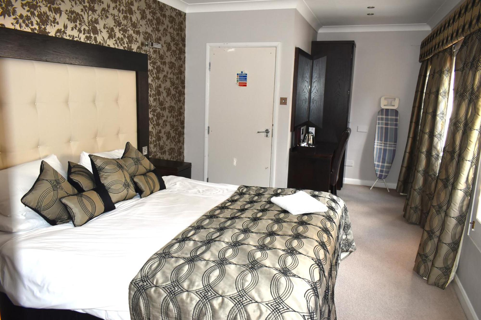 Donington Manor Hotel 3*